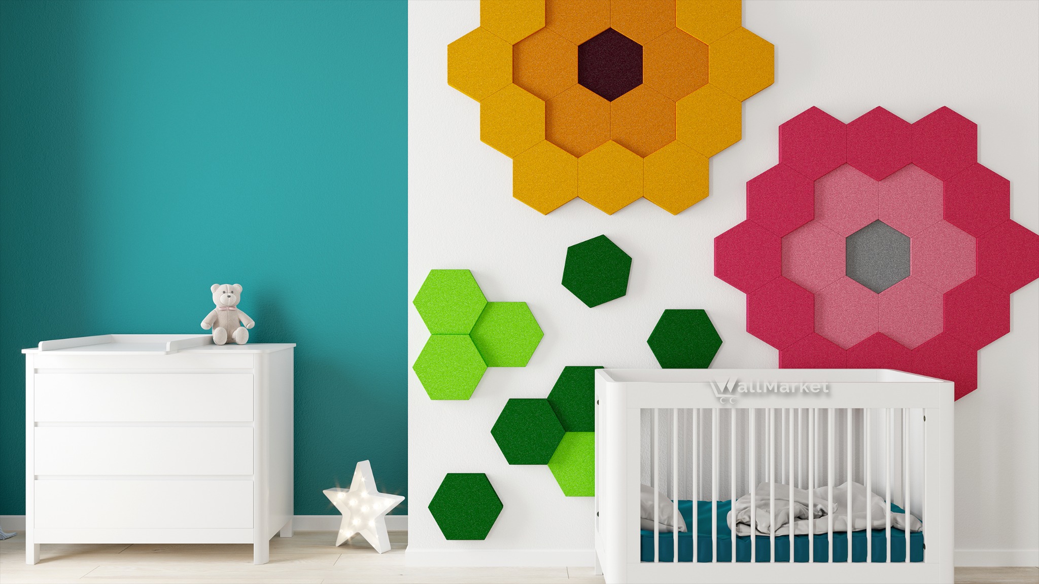 Pokój dziecięcy z turkusową ścianą, białymi meblami i dekoracyjnymi panelami akustycznymi w kształcie kwiatów i heksagonów w kolorach żółtym, zielonym i różowym.