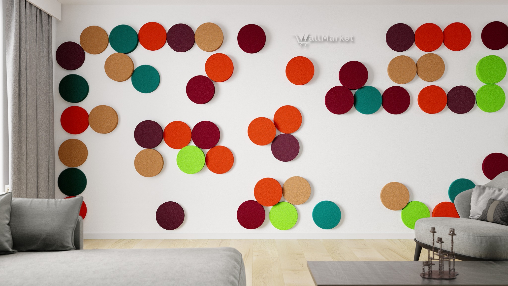 Pokój z dekoracyjnymi, kolorowymi panelami akustycznymi w kształcie okręgów na ścianie, widoczny narożnik szarej sofy i fragment drewnianej podłogi.