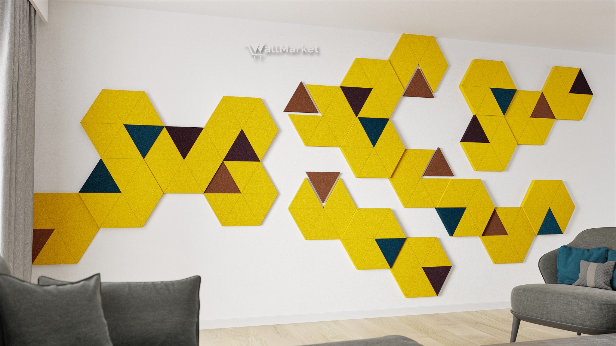 Żółte, szare i granatowe panele akustyczne w kształcie heksagonów i trójkątów, tworzące dekoracyjną kompozycję na białej ścianie w salonie z szarą sofą i fotelem.