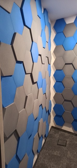 Zdjęcie przesłane przez klienta - akustyczne panele ścienne 3d Heksagon w biurze.