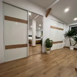 szafa wnękowa z płyty akrylowej oraz lustrem