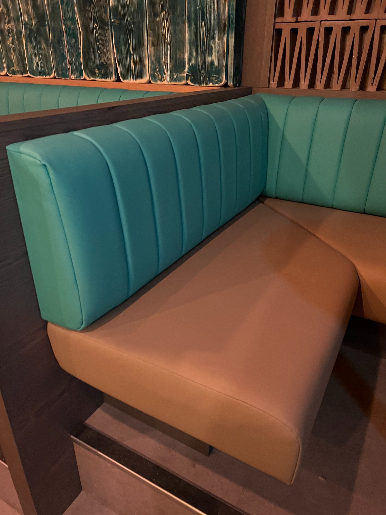 Kanapa na wymiar do restauracji w Oslo