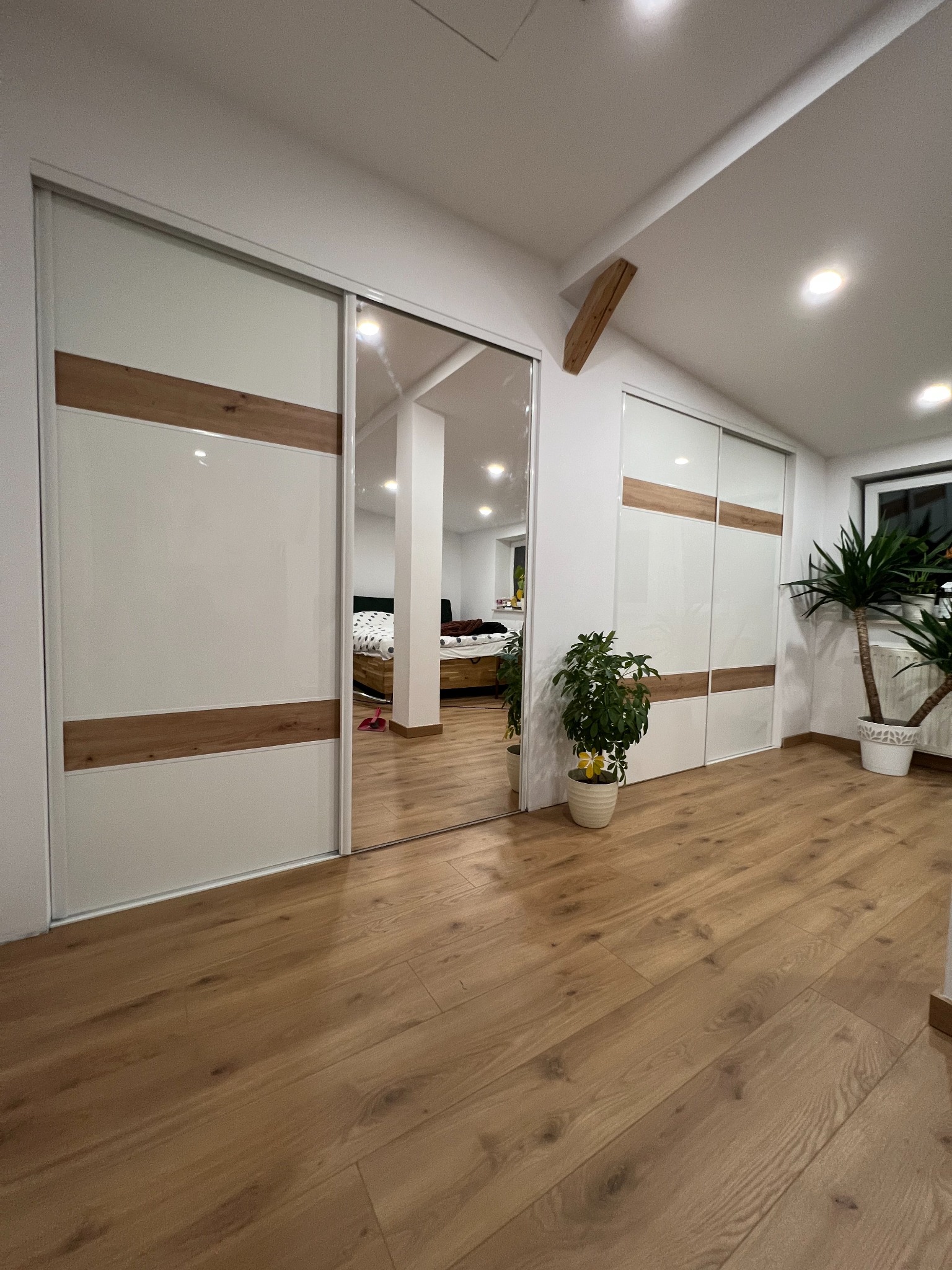 szafa wnękowa z płyty akrylowej oraz lustrem