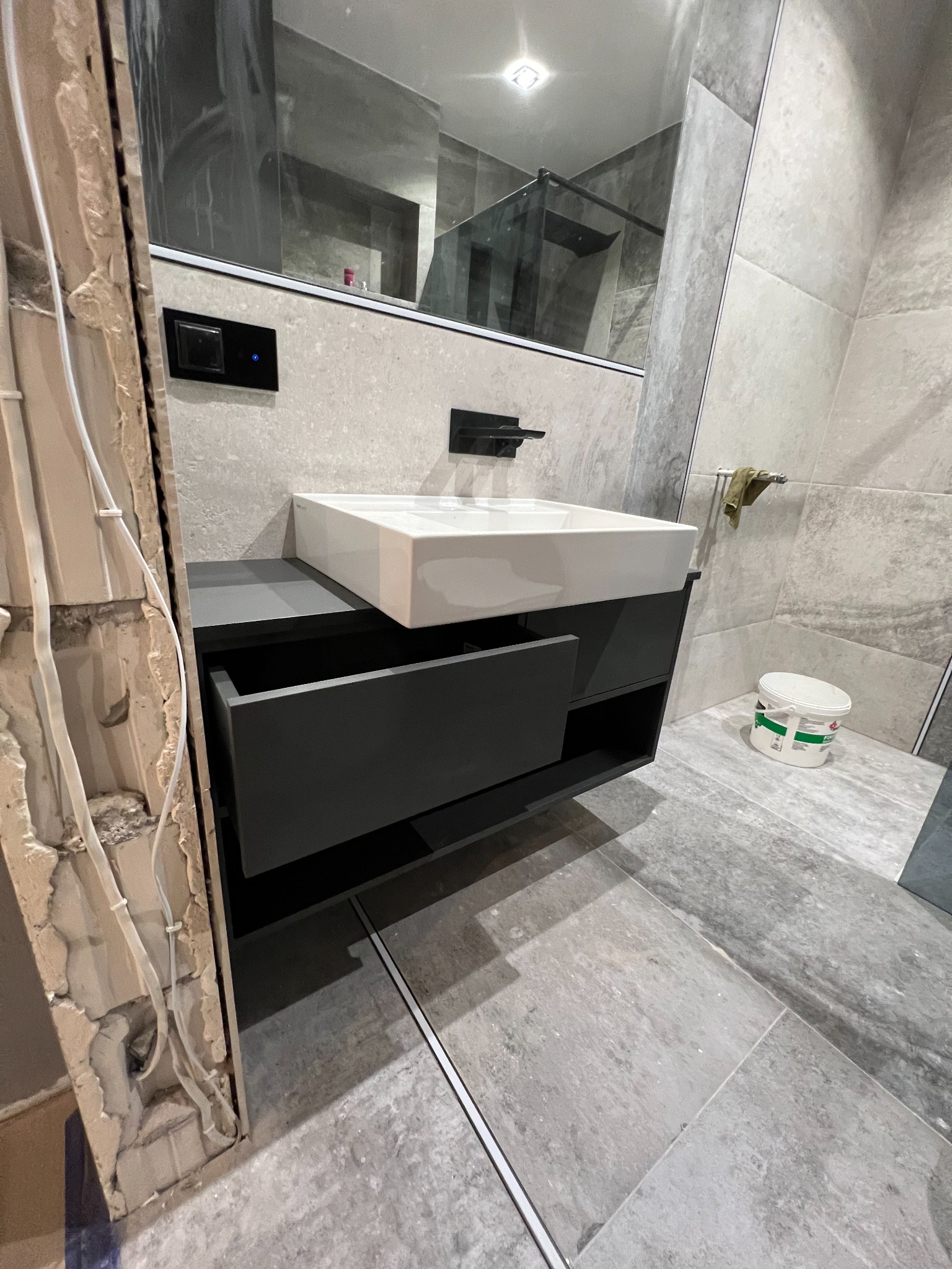 szafka umywalkowa z płyty akrylowej