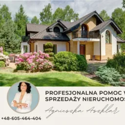 Dwupiętrowy dom z brązowym dachem, balkonem i zadbanym ogrodem z rododendronami; w lewym dolnym rogu okrągłe zdjęcie portretowe kobiety w białym żakiecie, obok tekst 'Profesjonalna pomoc...