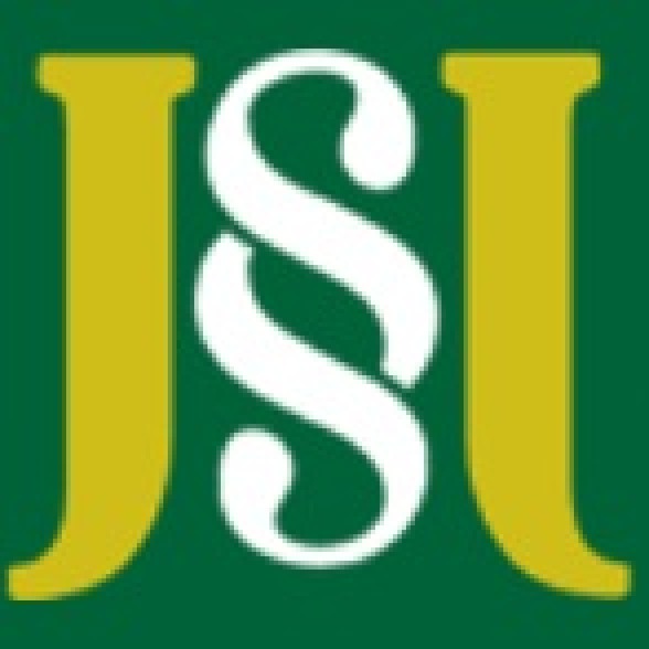 Logo kancelarii prawnej z Torunia: złote litery 'J' i 'U' po bokach, pomiędzy nimi biały paragraf na zielonym tle.