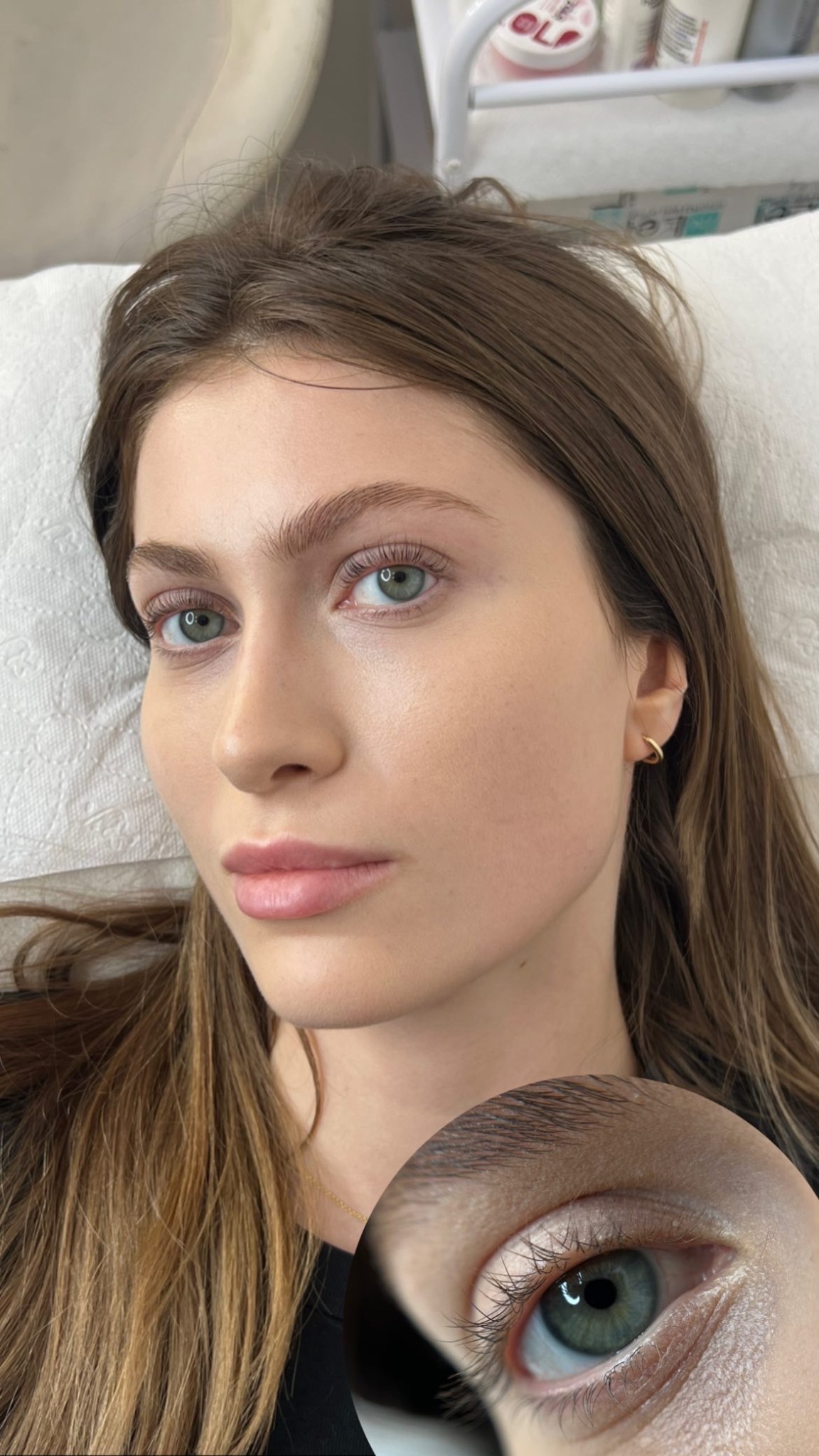 Portret kobiety z delikatnym makijażem permanentnym brwi i powiększonym, okrągłym fragmentem oka z widocznymi rzęsami po zabiegu.