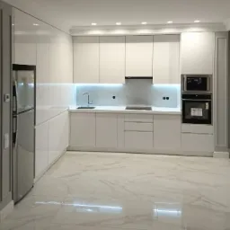 Nowoczesna, biała kuchnia z błyszczącymi frontami szafek, marmurowym blatem i podświetleniem LED, widok na zabudowę kuchenną z lodówką i piekarnikiem.