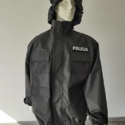 Czarna kurtka i spodnie robocze z napisem 'POLICJA' na manekinie, z kapturem na głowie, na szarym tle.