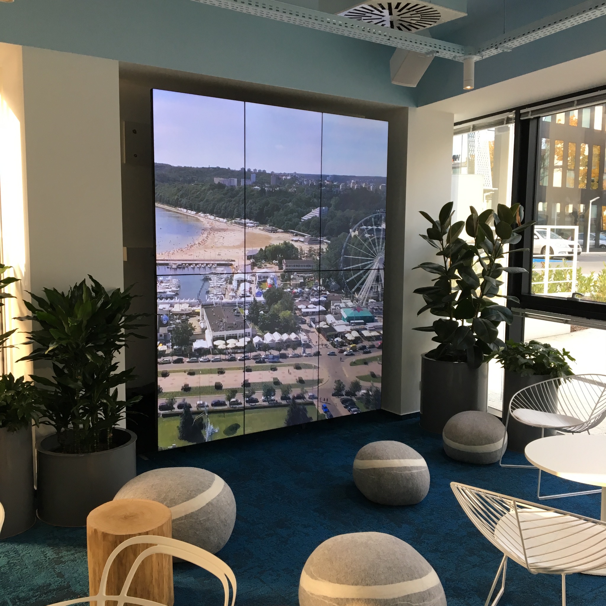 Videowall złożony z 6 monitorów bezramkowych