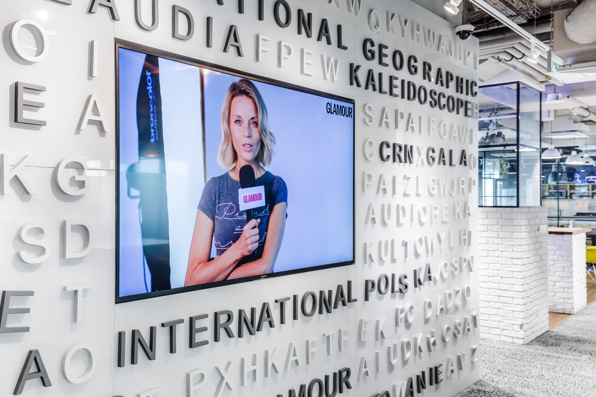 Monitor 75' w recepcji