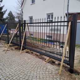 Ivan Kletsyk - Ogrodzenie z bramą wjazdową automatyczną.