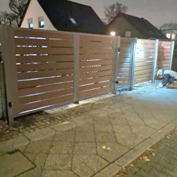 Ogrodzenie panelowe z deski wpc. Brama dwuskrzydłowa z napędem,  furtka z elektrozamkiem. 