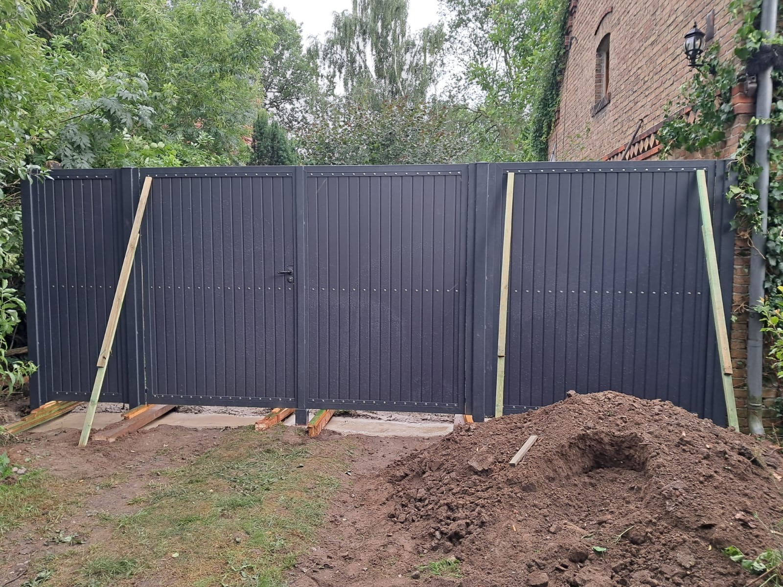 Brama dwuskrzydłowa. Metal + panele wpc