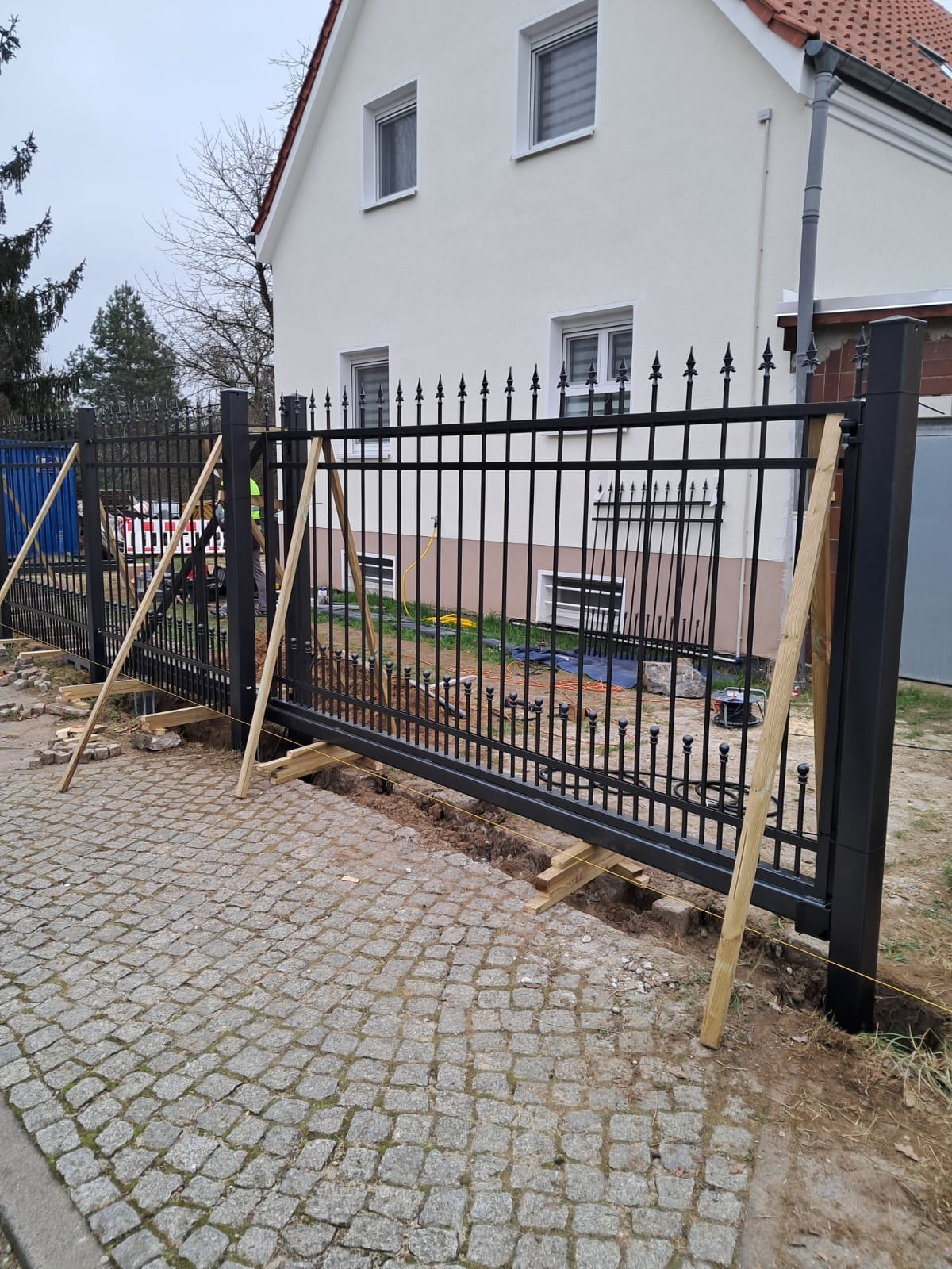 Ogrodzenie z bramą wjazdową automatyczną.