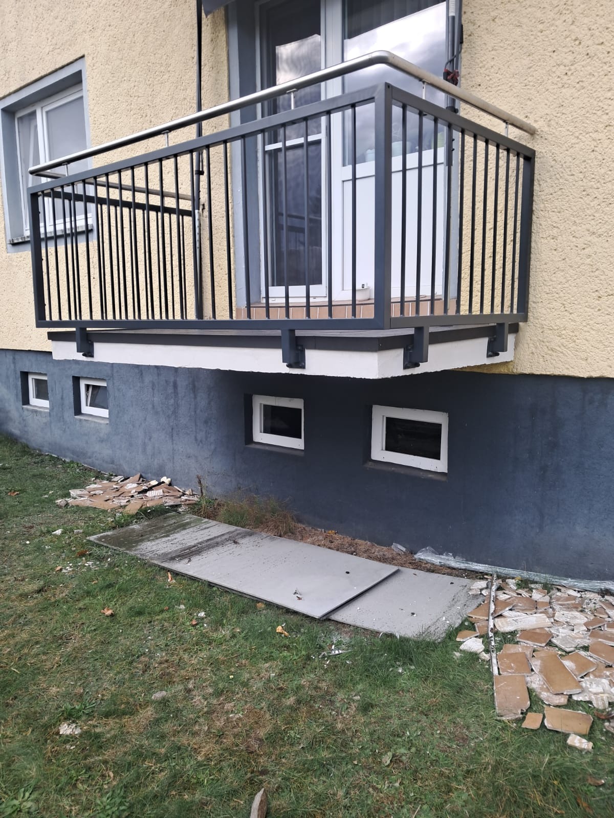 Balustrada balkonowa. Kombinowana - metal + stał nierdzewna.