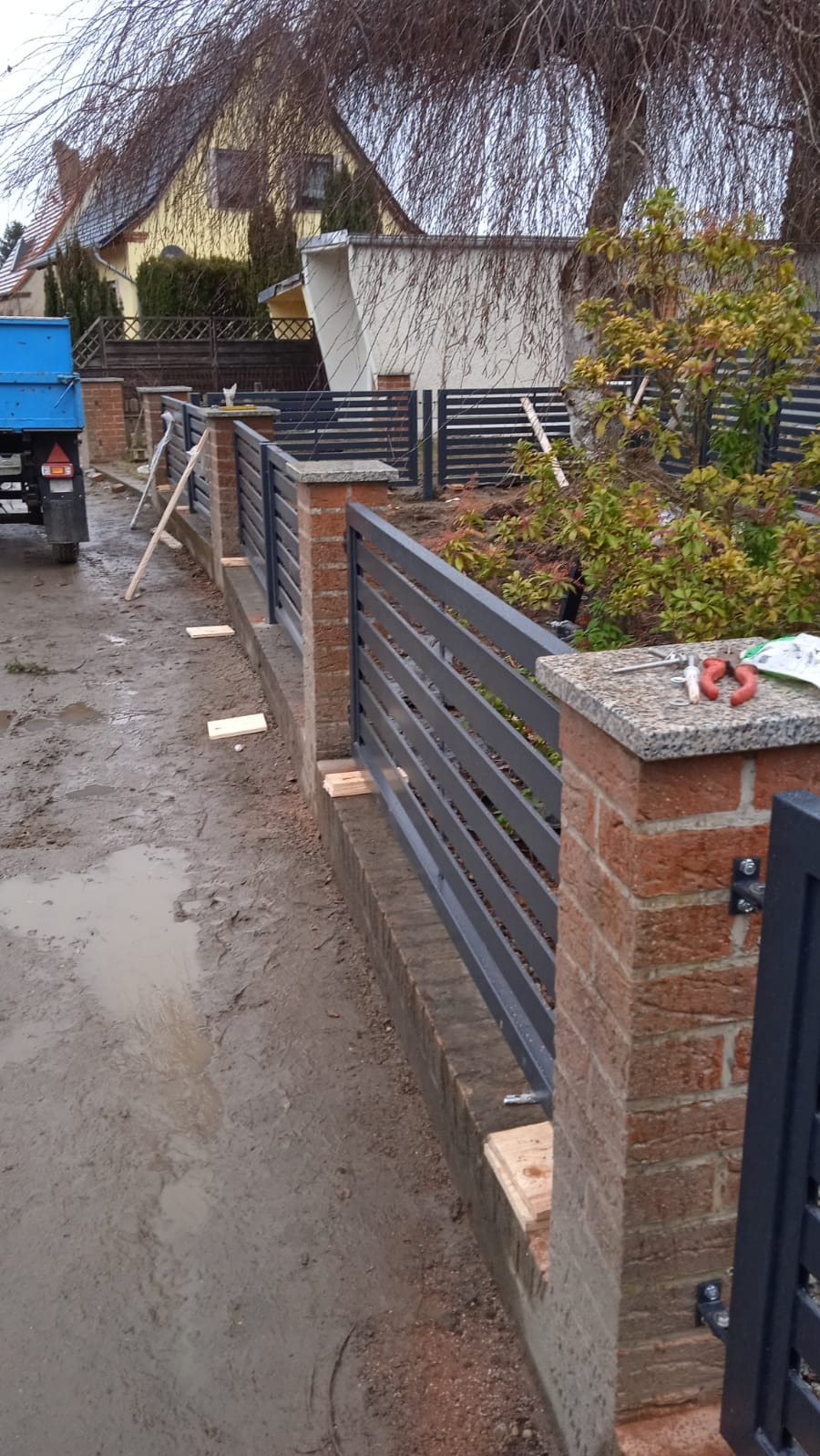 Montaż ogrodzenia na murku.