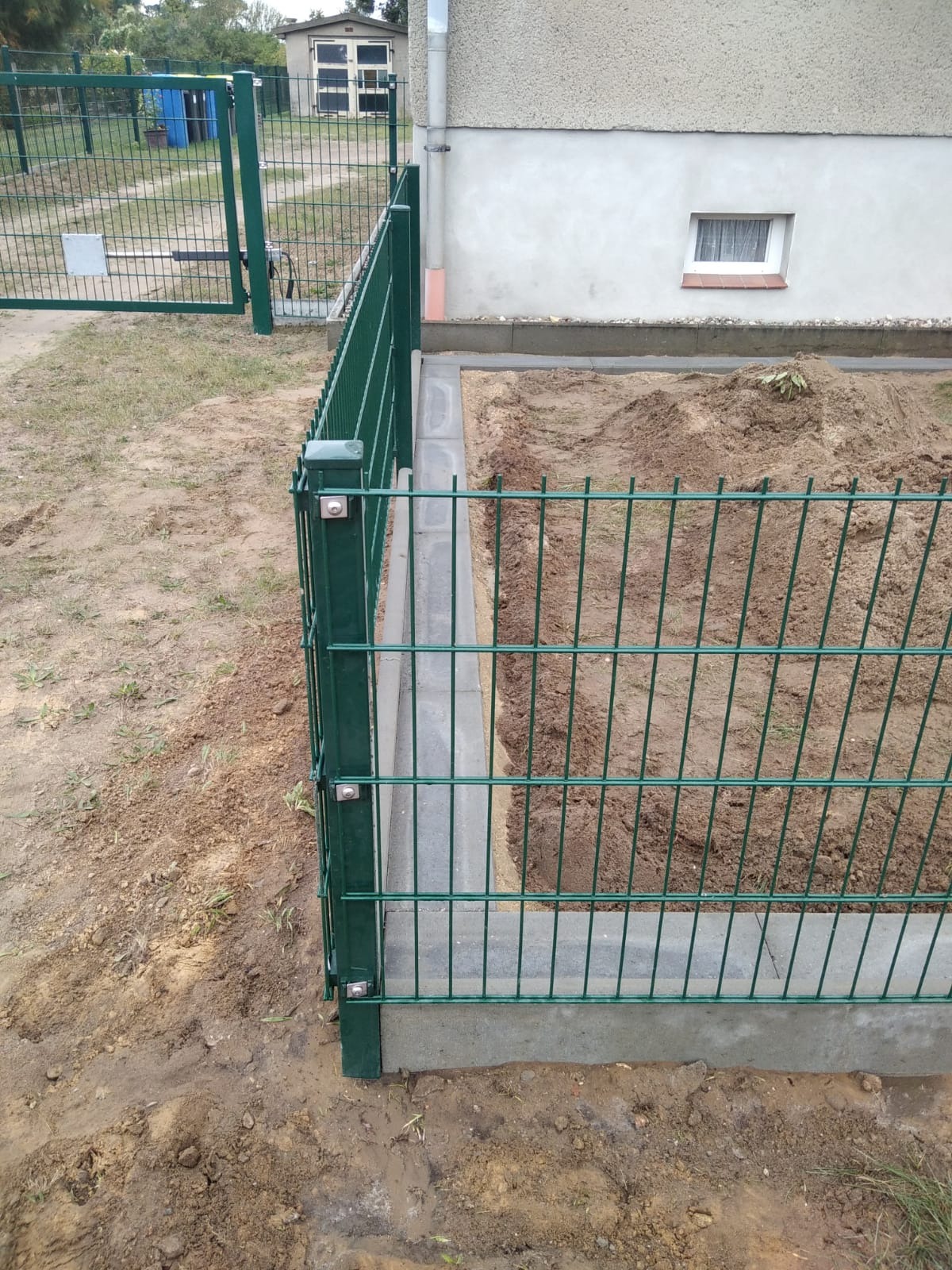 Ogrodzenie panelowe z bramą dwuskrzydłową z napędem oraz ukladanie krawężników