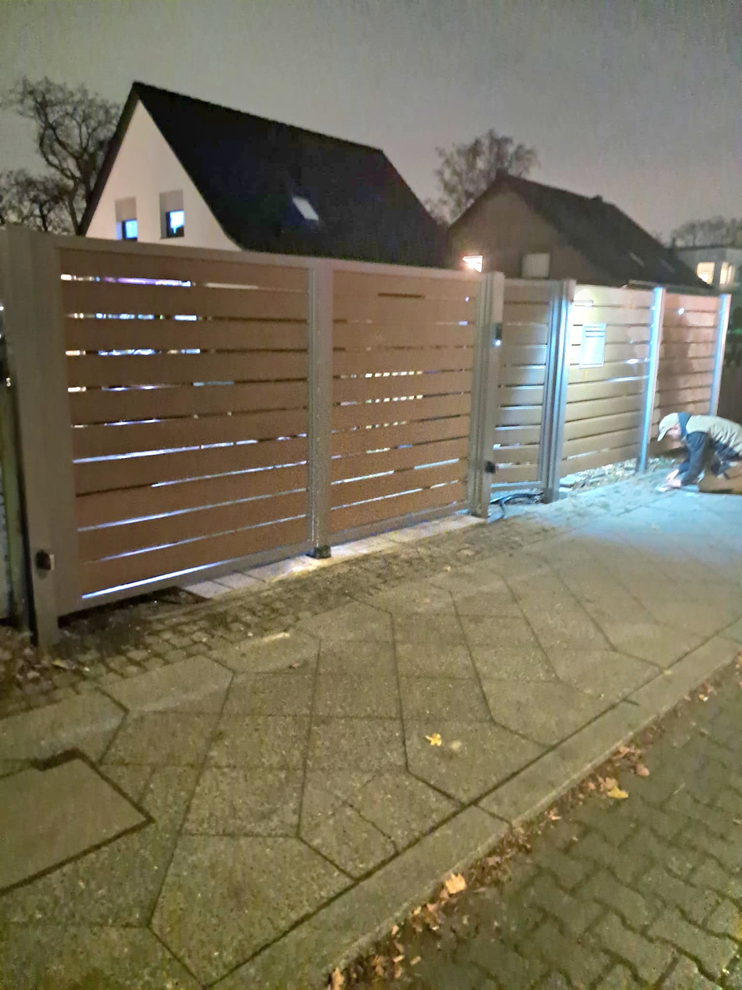 Ogrodzenie panelowe z deski wpc. Brama dwuskrzydłowa z napędem, furtka z elektrozamkiem.