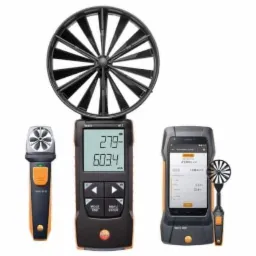 Zestaw anemometrów marki Testo: model 417 z dużą wiatraczkową sondą, model 410-1 z mini wiatraczkiem oraz model 400 z aplikacją mobilną, używane do pomiaru prędkości przepływu powietrza.