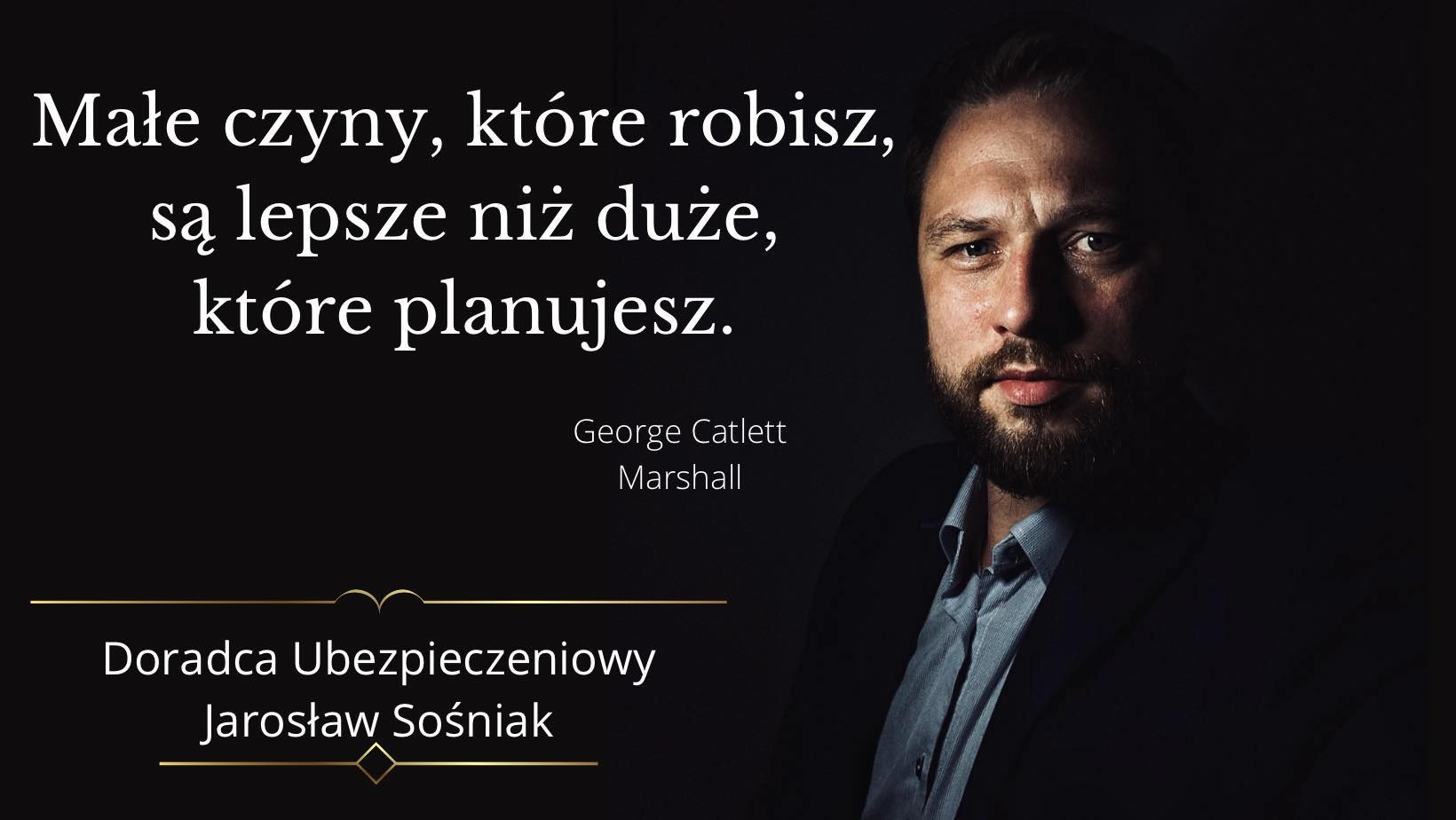 Portret doradcy ubezpieczeniowego Jarosława Sośniaka z cytatem motywacyjnym na ciemnym tle.