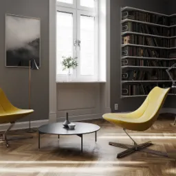 Wnętrze pokoju z dwoma żółtymi fotelami na tle regału z książkami, okna i obrazu z motywem górskim, oświetlone promieniami słońca padającymi na parkiet ułożony w jodełkę.