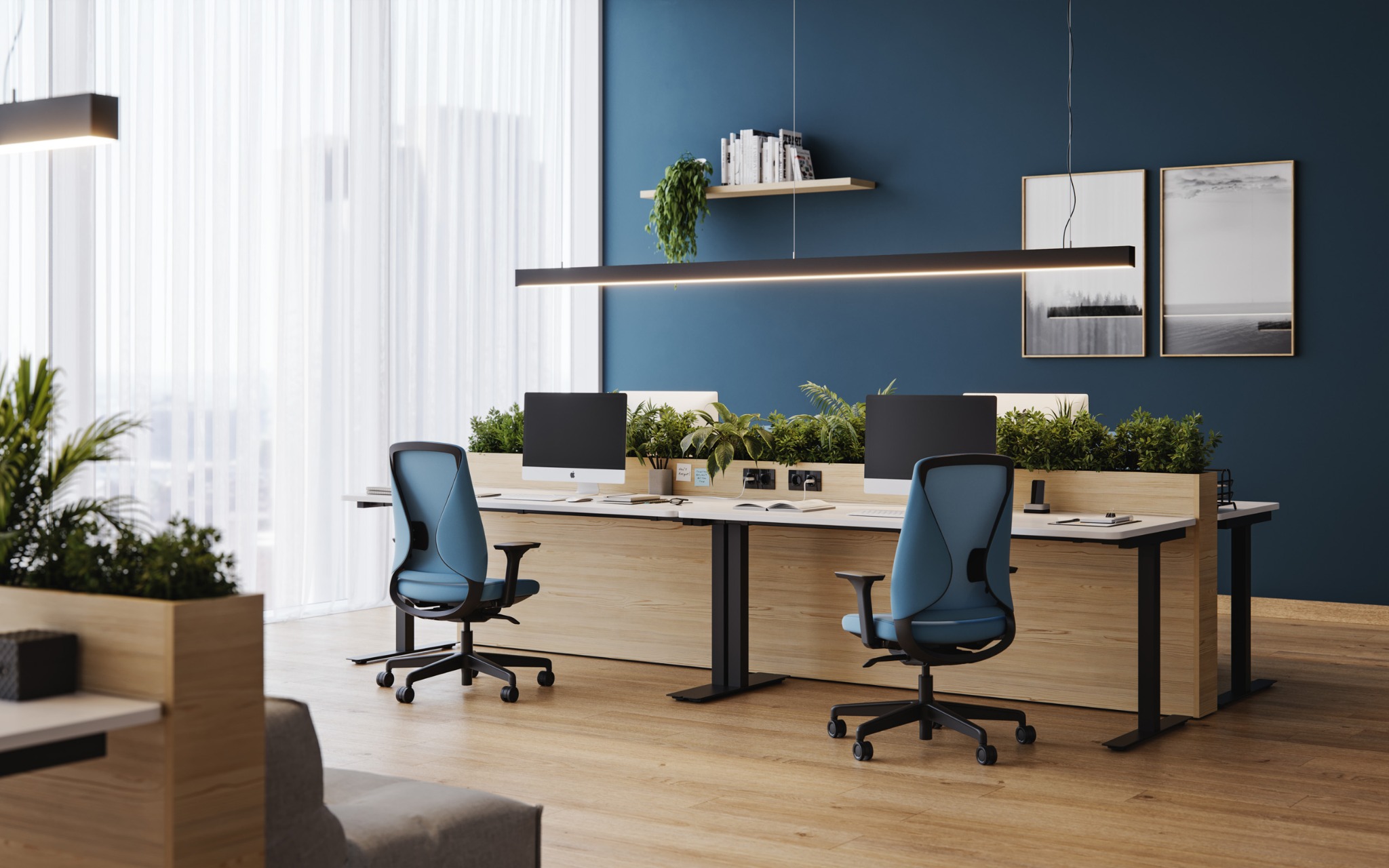 Nowoczesne biuro z dwoma stanowiskami pracy, każde z komputerem, oświetleniem LED, roślinami w donicach na biurkach, krzesłami biurowymi w kolorze błękitnym i drewnianą podłogą.