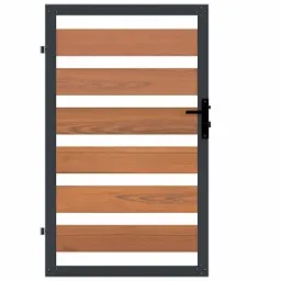 Nowoczesna furtka z poziomymi deskami w kolorze drewna, osadzona w grafitowej ramie, z czarną klamką, zrealizowana w Kamieniu.