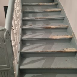 W trakcie wymiany i malowania schodów 