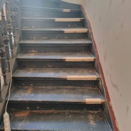 Renowacja schodów zabytkowych , wymiana zdartych schodów (nosków) szlifowanie i malowanie. Schody ponad 100letnie