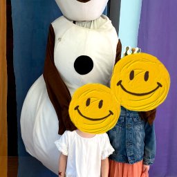 KIDS CLUB Szymon Wyrwas - Dwie dziewczynki pozują z animatorem przebranym za Olafa z Krainy Lodu na tle dekoracji w odcieniach niebieskiego i fioletowego.