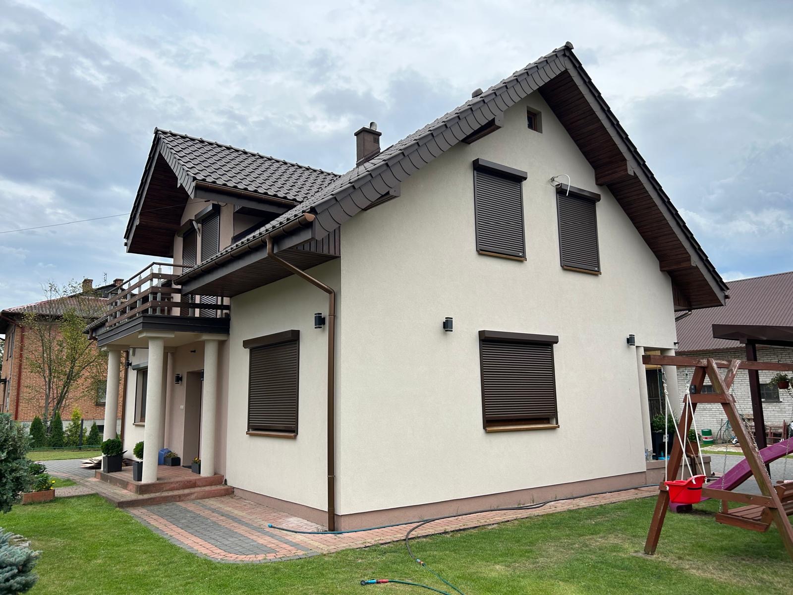 Rolety zewnętrzne elewacyjne z montażem