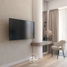 Minimalistyczny salon z telewizorem na ścianie, kolumną z półką, toaletką, krzesłem i dekoracjami w odcieniach beżu i bieli.