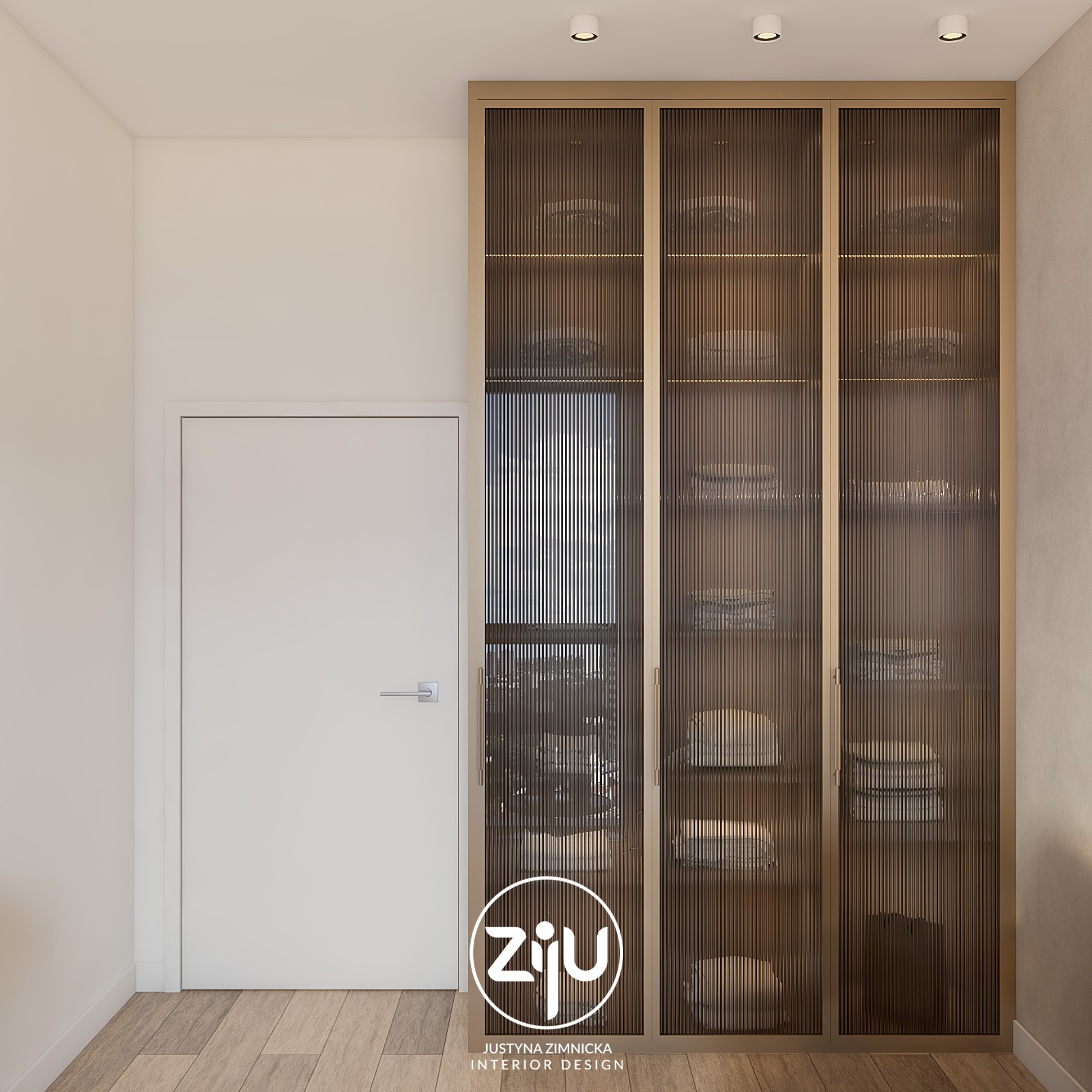 Nowoczesna garderoba z ryflowanymi, przydymionymi szybami, oświetlonymi półkami i złotymi ramami, widok na przechowywane ubrania i akcesoria, białe drzwi po lewej stronie.