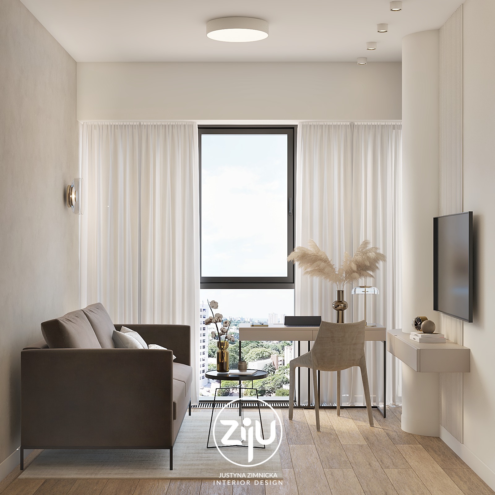 Jasne, minimalistyczne wnętrze z sofą, biurkiem, krzesłem i telewizorem. Duże okno z widokiem na miasto, zasłonięte białymi zasłonami. Na biurku laptop, lampka i wazon z pampasami. Na ścianie...