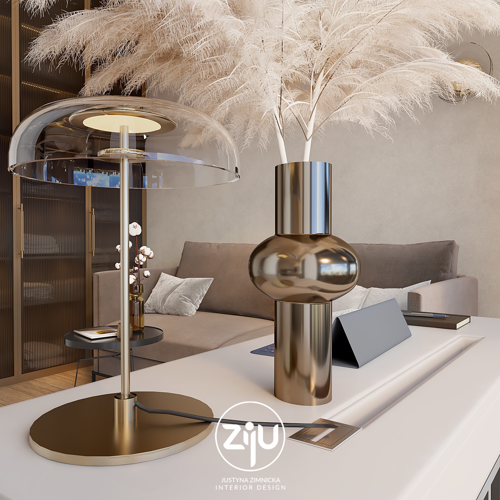 Nowoczesne biuro domowe z lampą z przezroczystym kloszem, złotym wazonem z pampasową trawą, beżową sofą i zabudową meblową z lamelami w tle.
