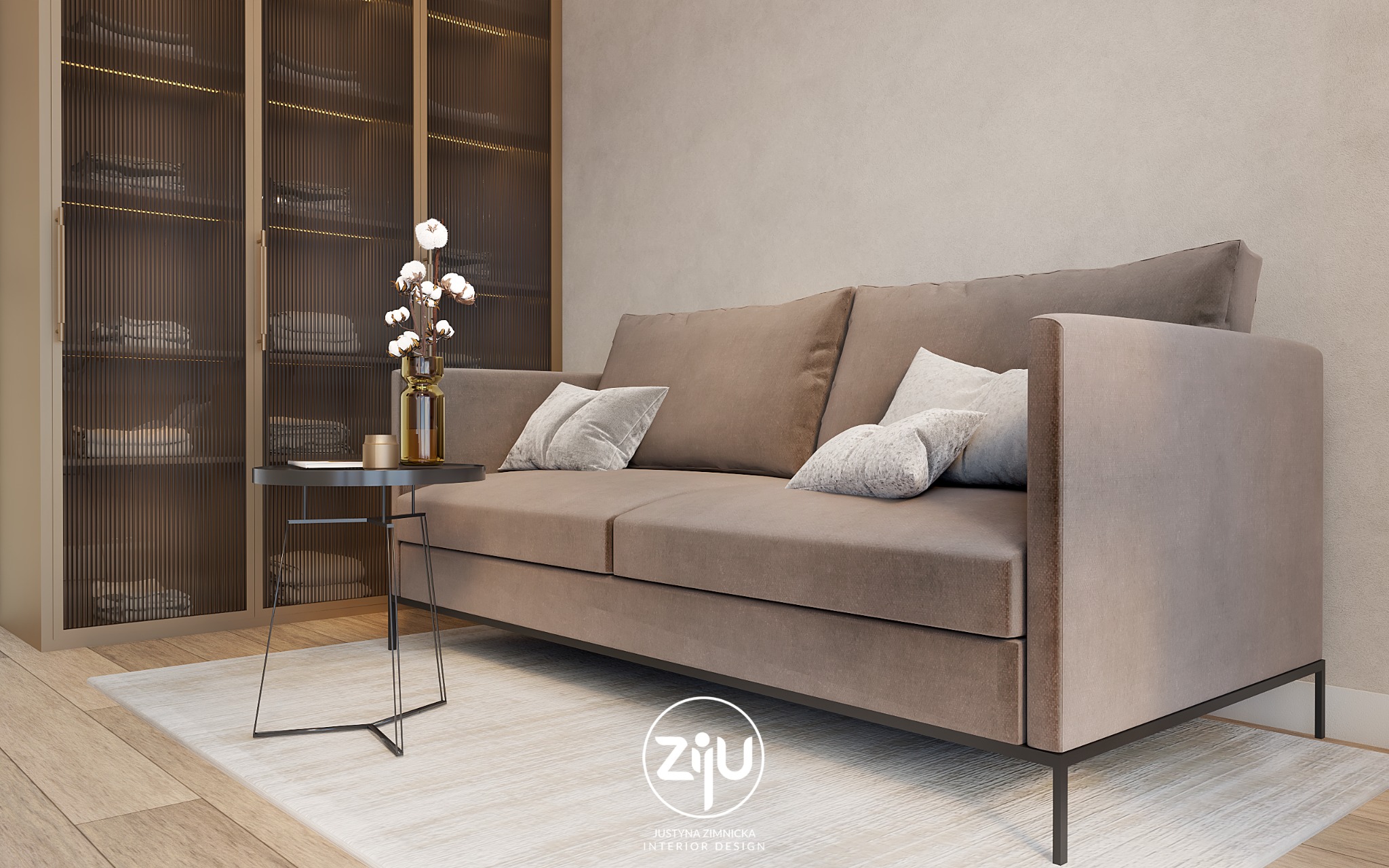 Beżowa sofa z poduszkami w salonie, obok stolik z wazonem bawełny i przeszklona szafa w tle.