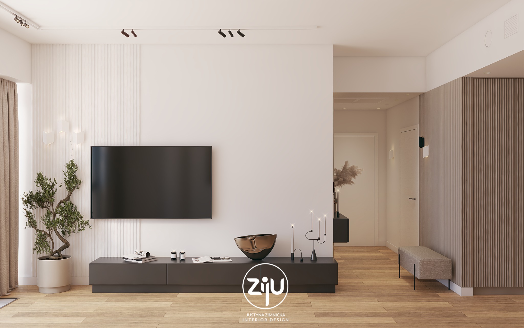 Minimalistyczny salon z telewizorem, bonsai w doniczce, ciemną szafką RTV, świecami i elementami dekoracyjnymi, widok na przedpokój z siedziskiem i panelami ściennymi.