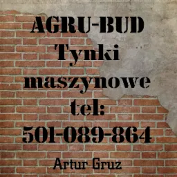 Grafika reklamowa firmy budowlanej AGU-BUD z numerem telefonu na tle ściany z czerwonej cegły i fragmentu szarego tynku.