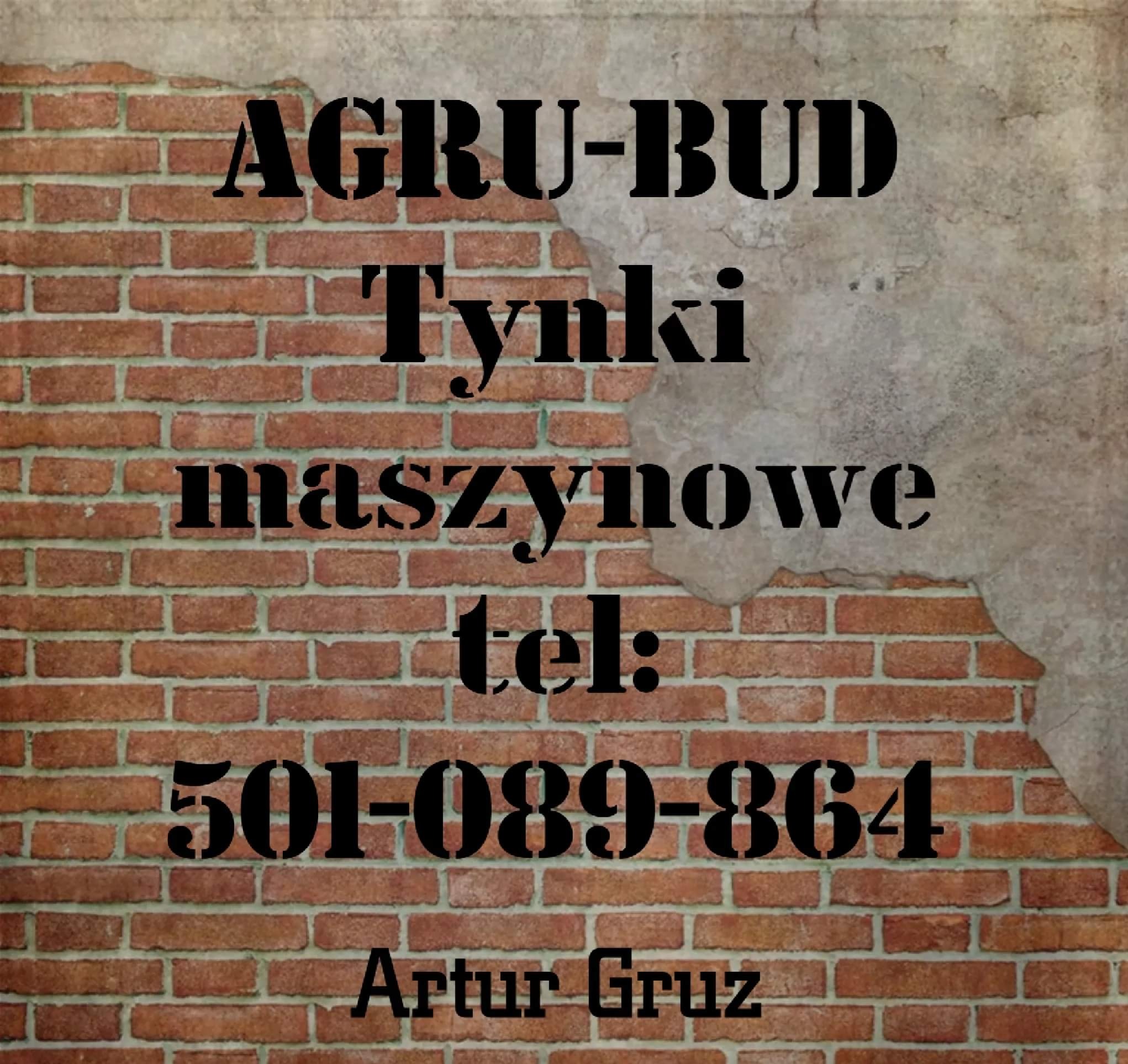 Grafika reklamowa firmy budowlanej AGU-BUD z numerem telefonu na tle ściany z czerwonej cegły i fragmentu szarego tynku.