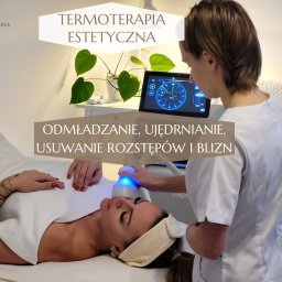 Salon Urody Skelnik Agnieszka Face & Body - Termoterapia estetyczna: zabieg na twarz pacjentki, wykonywany przez osobę w białym uniformie, z użyciem urządzenia z ekranem dotykowym. Odmładzanie, ujędrnianie.