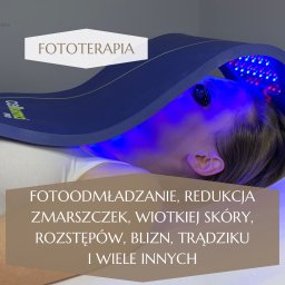 Salon Urody Skelnik Agnieszka Face & Body - Fototerapia LED: kobieta pod niebieską lampą Celluma Pro, na twarzy ciemne okulary ochronne. Zabieg foto odmładzania, redukcji zmarszczek i trądziku.