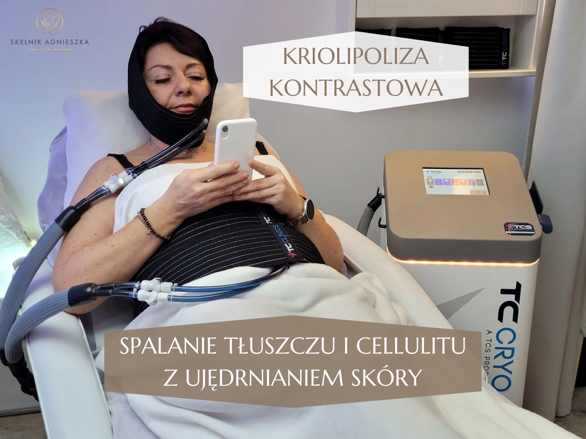 Kobieta podczas kriolipolizy kontrastowej, leży na fotelu z urządzeniem TC Cryo, przegląda telefon. Spalanie tłuszczu i cellulitu z ujędrnianiem skóry.