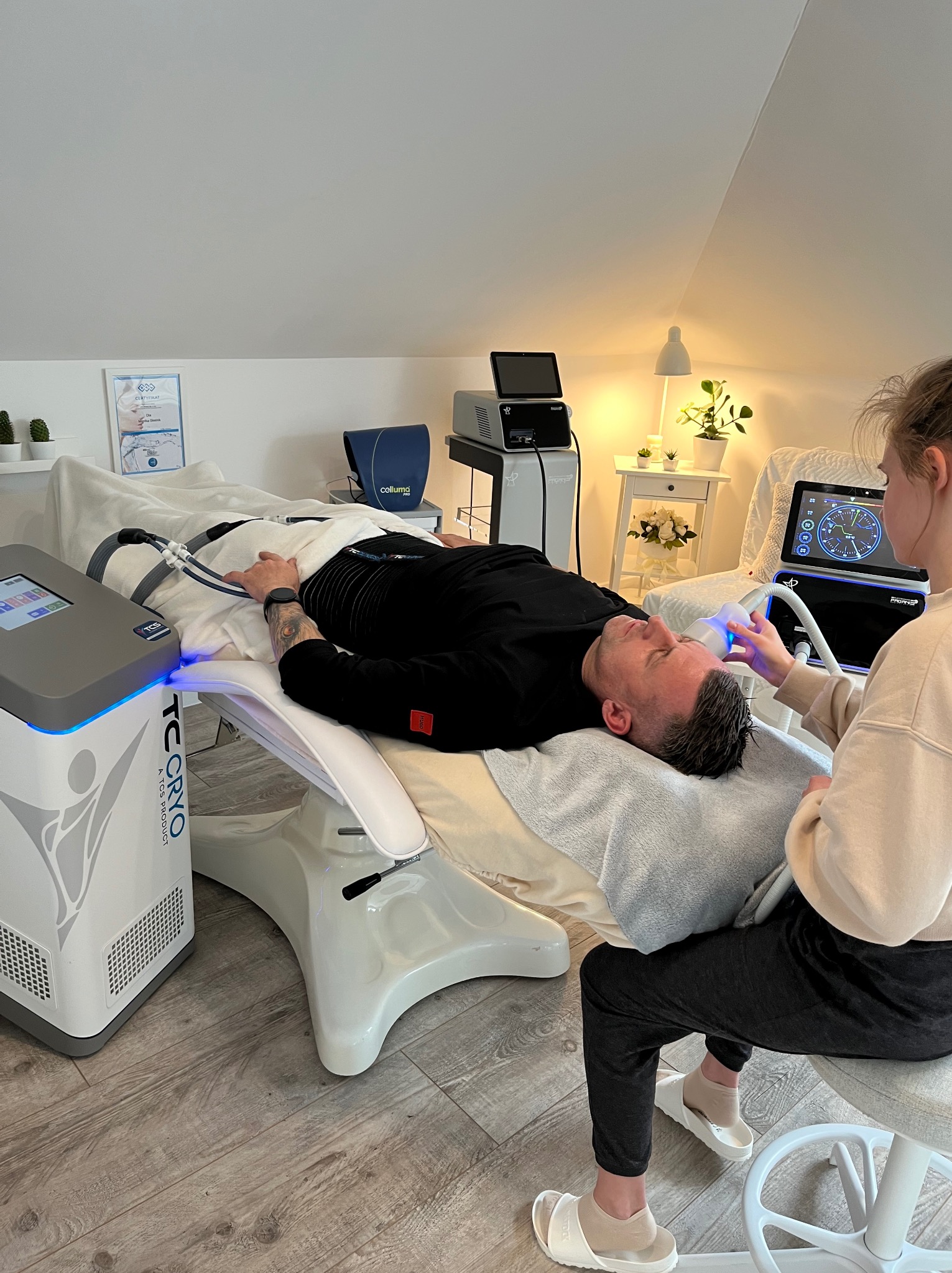 Kriokomora w Mostach: mężczyzna poddaje się zabiegowi krioterapii twarzy, obsługiwany przez specjalistę. Nowoczesny sprzęt, jasne wnętrze gabinetu.