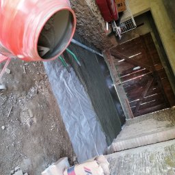 Wylewka w magazynie pod palety 