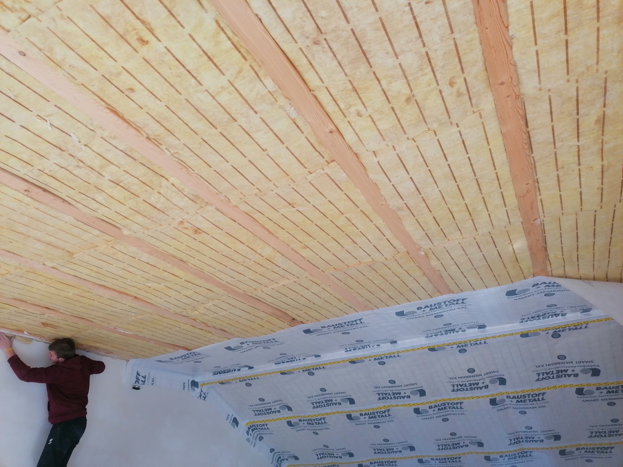 Wykładanie strychu wełną