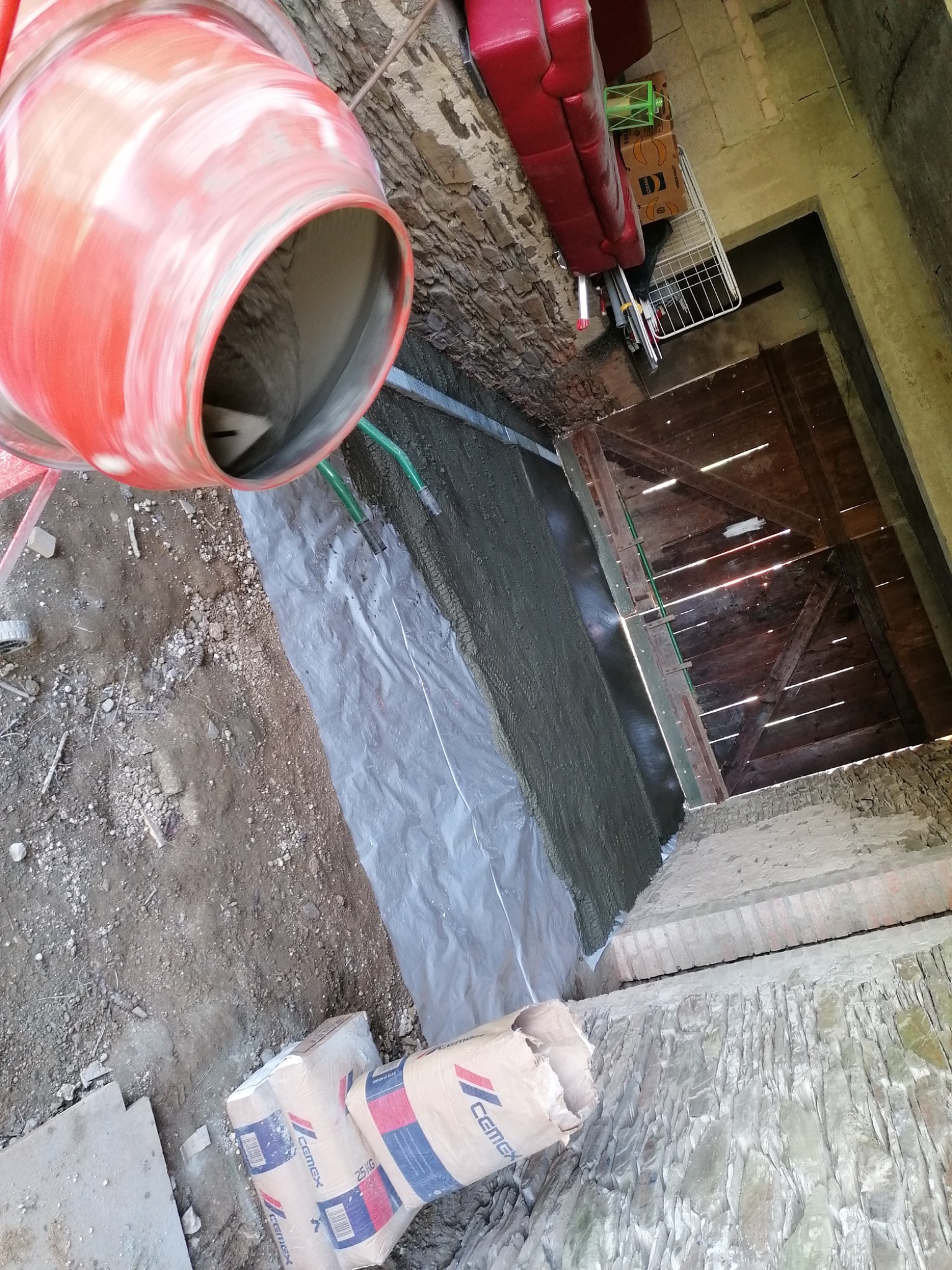 Wylewka w magazynie pod palety