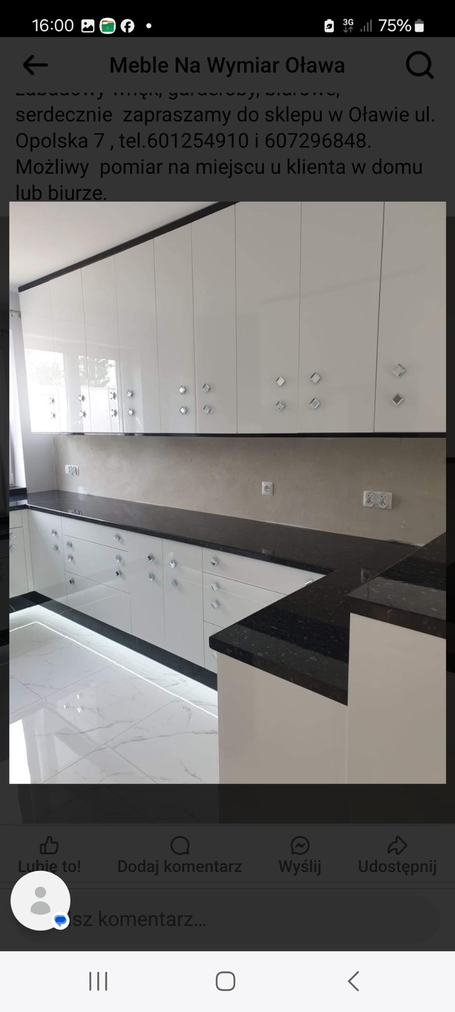 Biała kuchnia na wymiar z czarnym blatem i kryształowymi uchwytami, oświetlenie LED pod szafkami, marmurowe płytki podłogowe. Nowoczesny design.