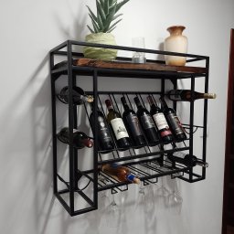 Półka na wino w wykonana w loftowym stylu.