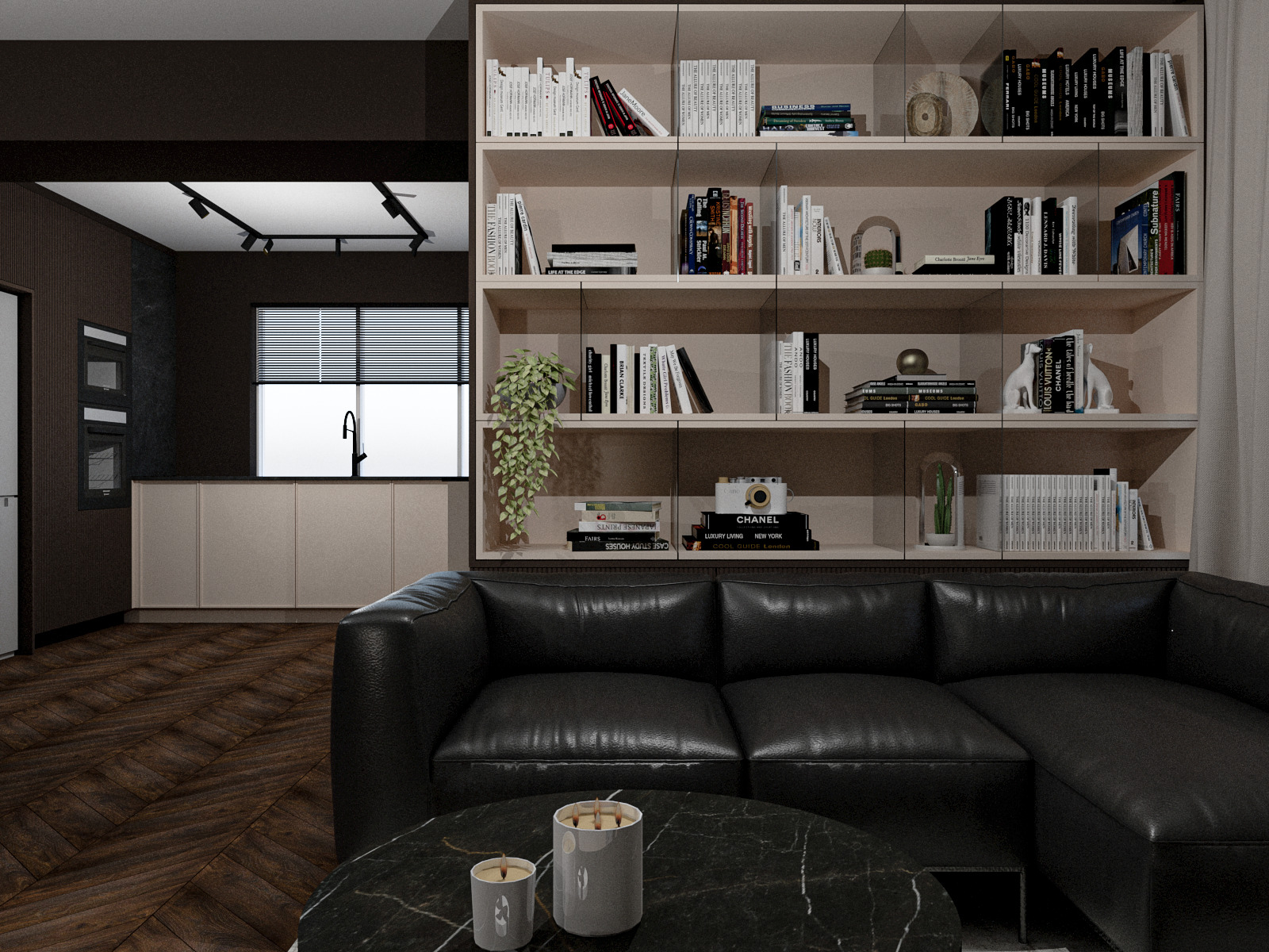Elegancki salon z czarną skórzaną sofą narożną, marmurowym stolikiem kawowym z zapalonymi świecami, oraz regałem z książkami i dekoracjami, w tle widoczna kuchnia z oknem i żaluzjami.
